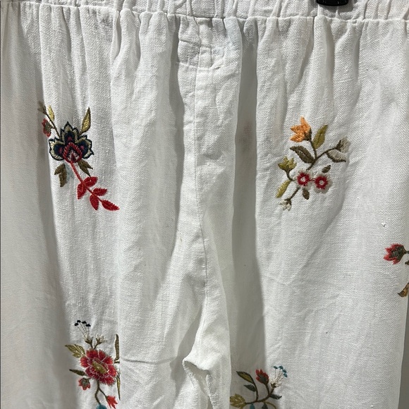 Johnny Was Red and White Cropped Pants with Floral Print - Picture 4 of 5